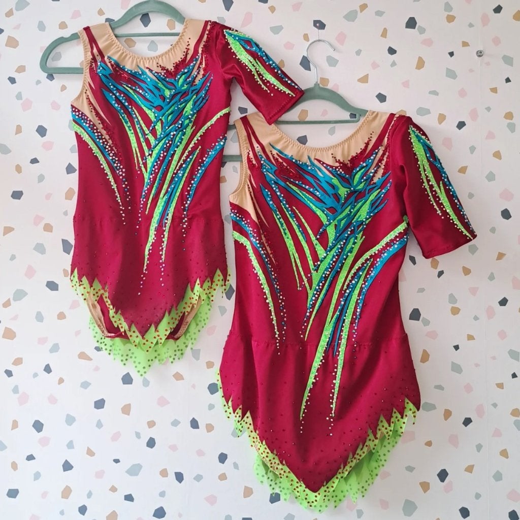 Te huur acro duo pakjes mt 164/XS & 140, Sport en Fitness, Turnen, Ophalen of Verzenden, Zo goed als nieuw, Turnpak(je), Rood