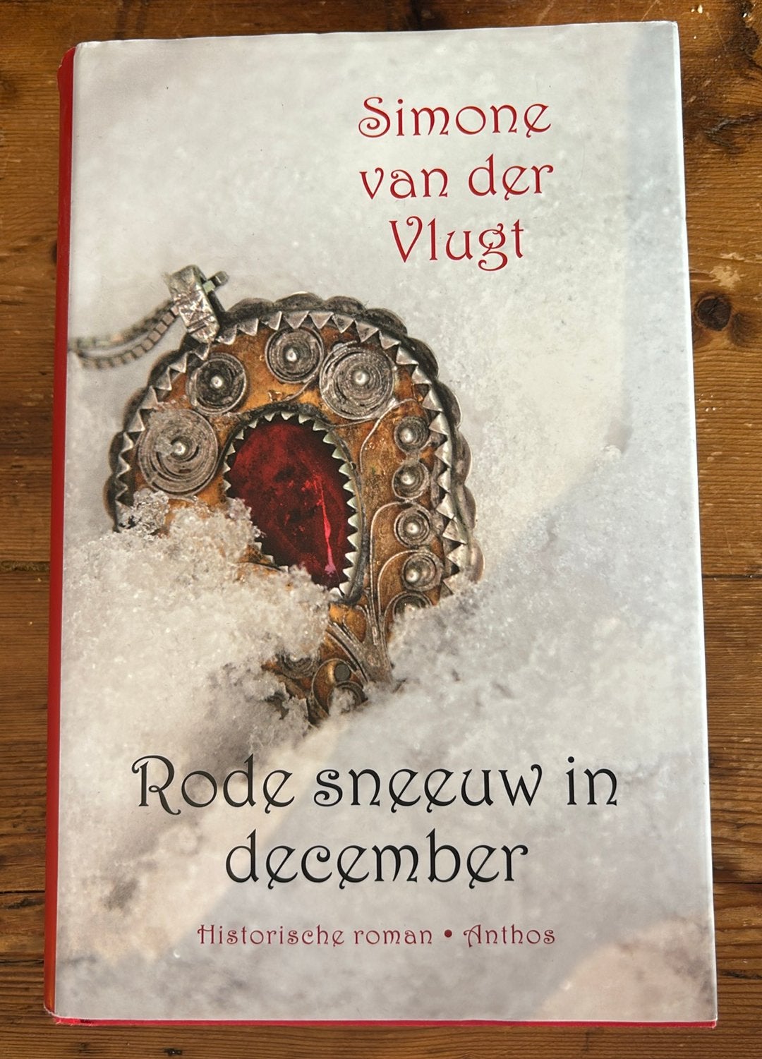 Simone van der Vlugt - Rode sneeuw in december, Boeken, Ophalen of Verzenden, Zo goed als nieuw, Simone van der Vlugt