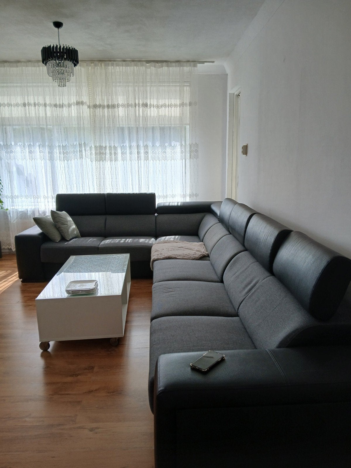 Comfortabele Hoekbank - Grijs met Zwart Lederlook, Huis en Inrichting, Modern, Comfortabel, Gebruikt, 100 tot 125 cm, Hoekbank