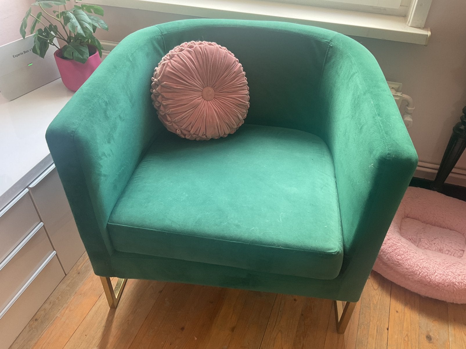 Trendy groen fluwelen fauteuil met messing (ophalen), Ophalen of Verzenden, Zo goed als nieuw, 75 tot 100 cm, 50 tot 75 cm