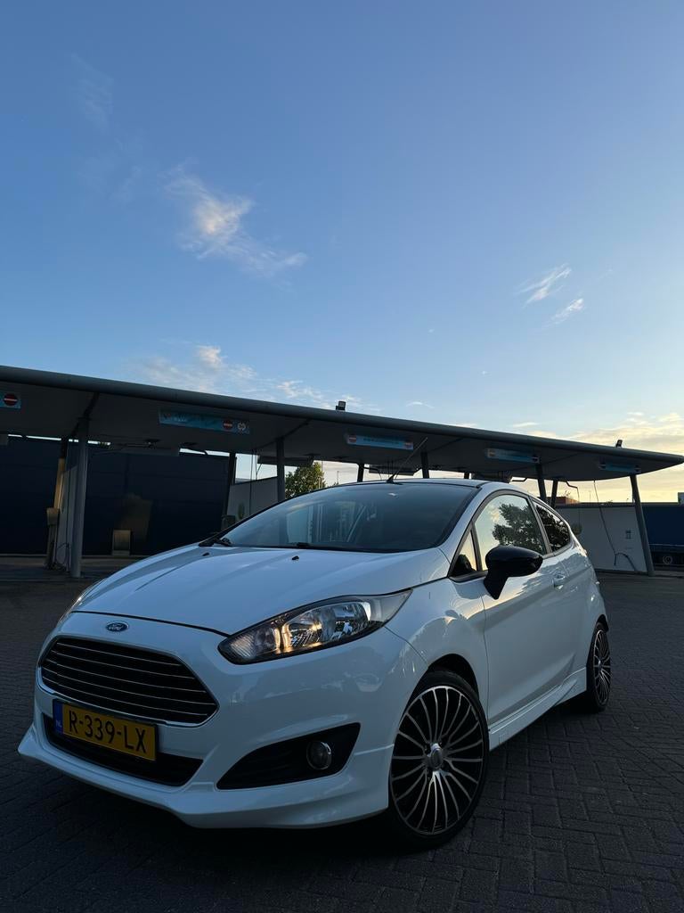 Ford Fiësta 1.0 100PK 3D 2013 Wit, 168.000 km, Auto's, Voorwielaandrijving, 40 €/maand, 100 pk, Handgeschakeld