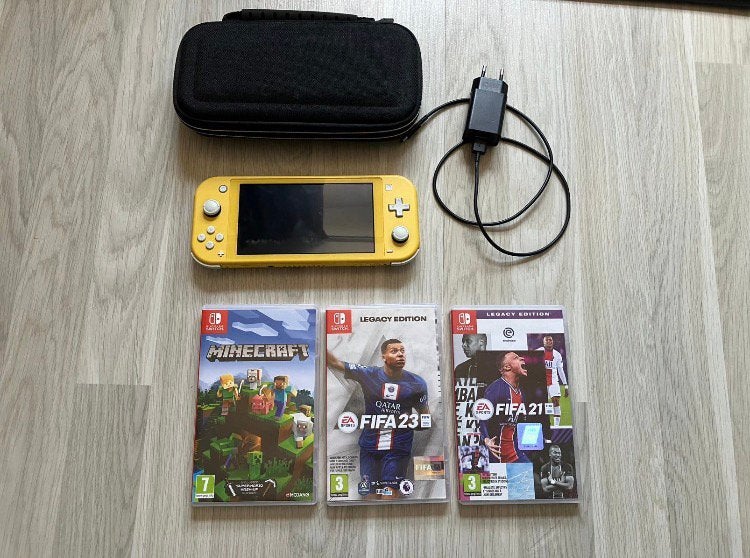 Nintendo Switch Lite geel met 3 spellen en hoes. 150€., Ophalen of Verzenden, Zo goed als nieuw
