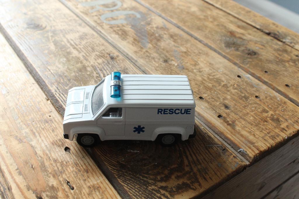 ambulance modelauto, Ophalen of Verzenden, Gebruikt, Auto