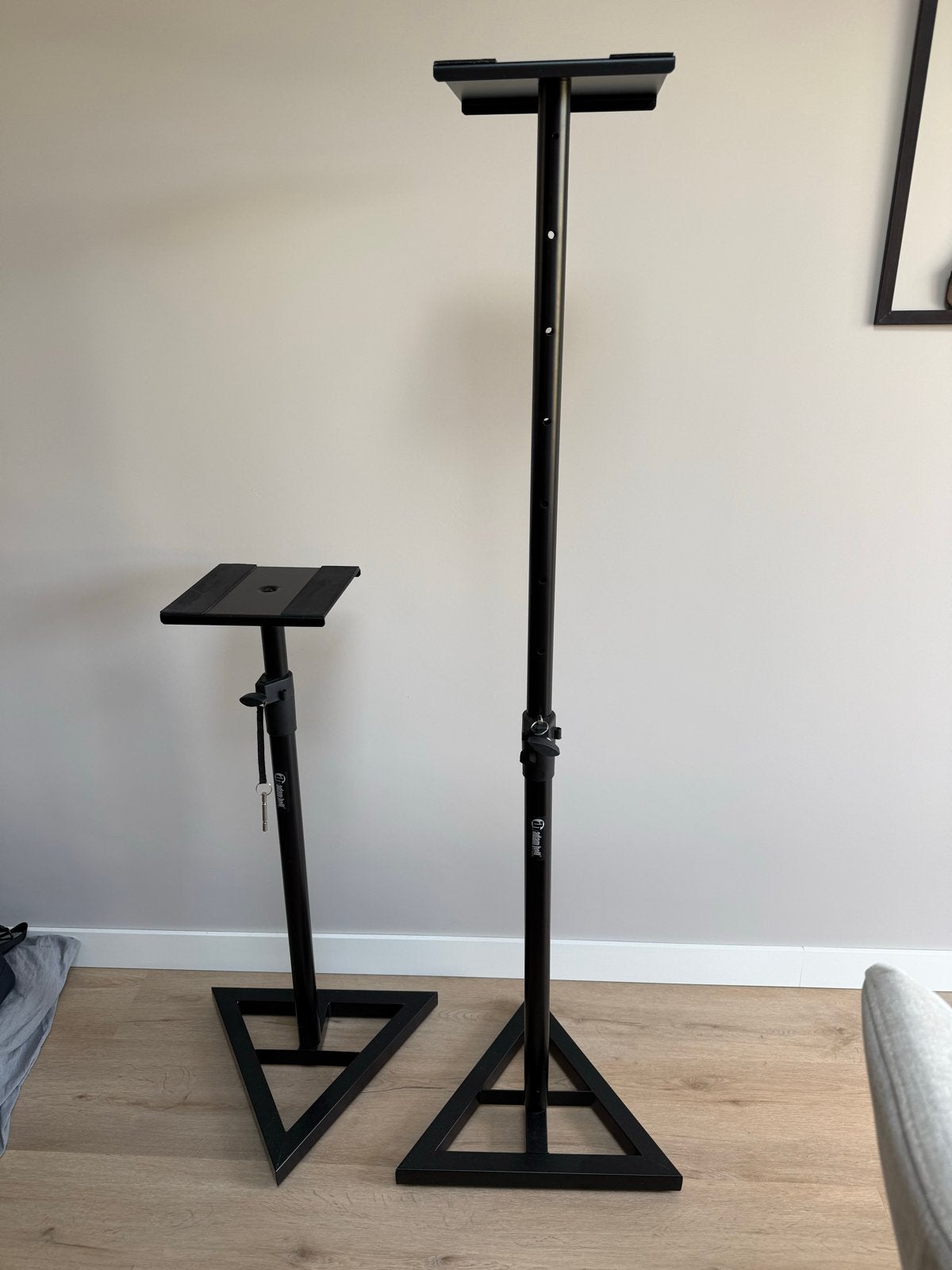 Adam Hall Monitor Stands - In hoogte verstelbaar, Ophalen, Zo goed als nieuw, Instrumentstandaard, Speaker