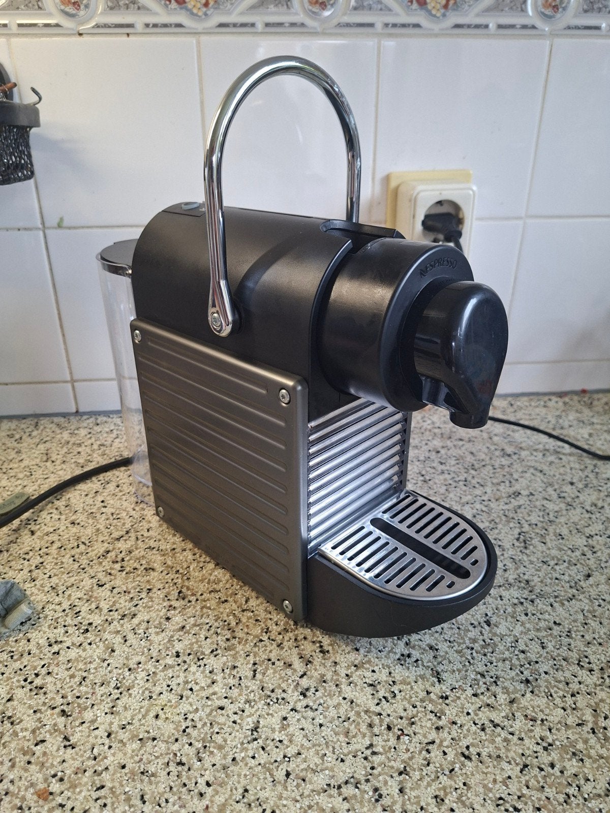 Nespresso Krups Pixie Titan met cups houder, Koffiemachine, Ophalen of Verzenden, Zo goed als nieuw, 1 kopje