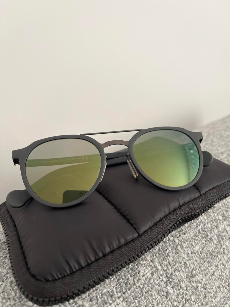 Moncler Zonnebril - Stijlvol en Beschermend, Ophalen of Verzenden, Zo goed als nieuw, Zwart, Overige merken