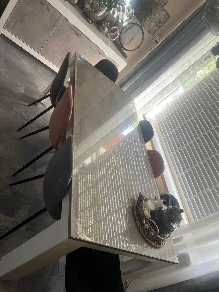 Mooi witte eettafel met 8stoelen, Overige materialen, 100 tot 150 cm, Zo goed als nieuw, Vier personen