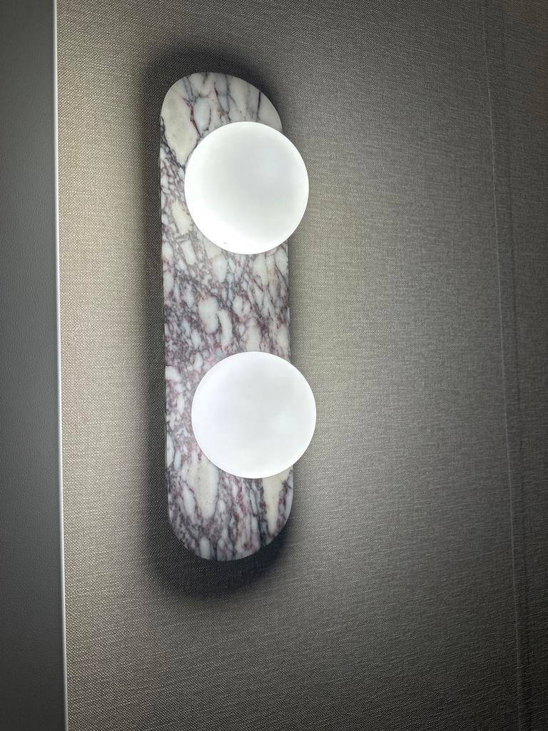 Moderne wandlamp met marmeren achterplaat, Marmer, Nieuw, Ophalen of Verzenden, Plafondspot of Wandspot