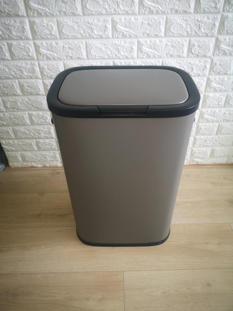 Prullenbak met drukdeksel - 60 liter - mat grijs, Huis en Inrichting, Woonaccessoires | Prullenbakken, Kunststof, 50 tot 75 cm