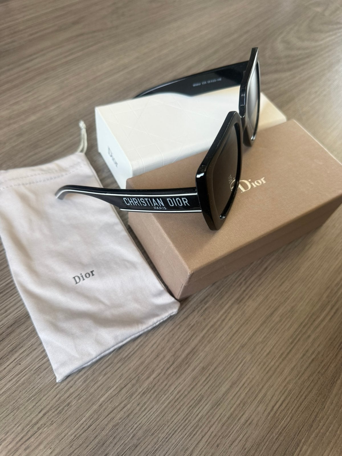 Zonnebril dior, Sieraden, Tassen en Uiterlijk, Zonnebrillen en Brillen | Dames, Zonnebril, Zwart, Ophalen of Verzenden, Zo goed als nieuw