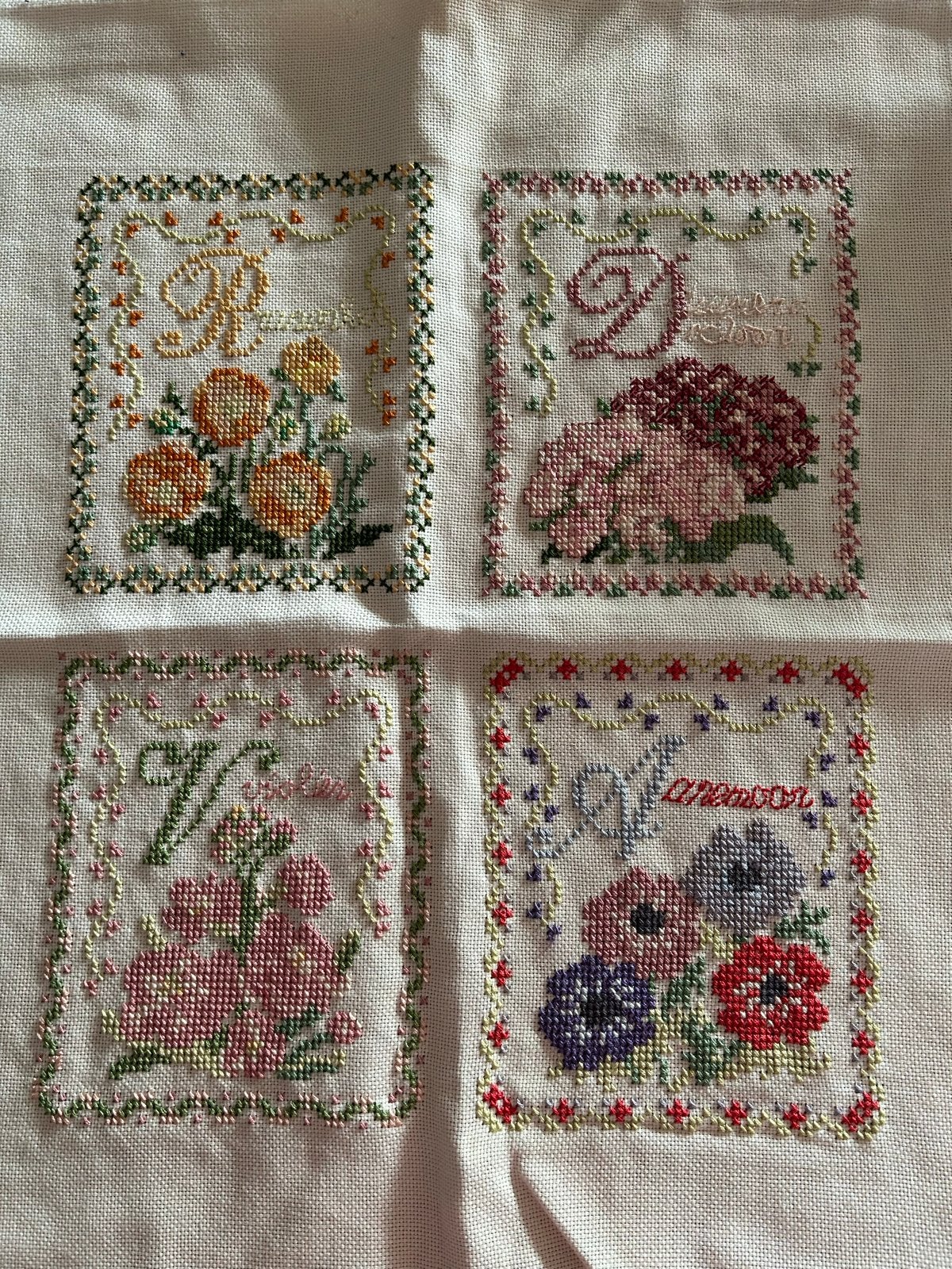 handgeborduurd bloemenpatroon -, Hobby en Vrije tijd, Borduren en Borduurmachines, Ophalen of Verzenden, Gebruikt, Handborduren