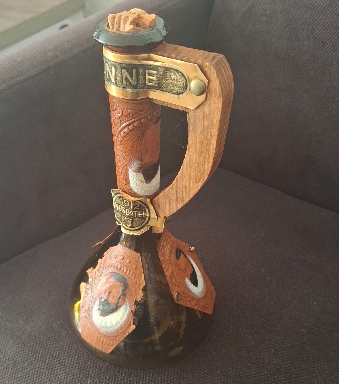 Vintage 1912 Moscatel Wijnfles met Houten Handvat, Ophalen of Verzenden
