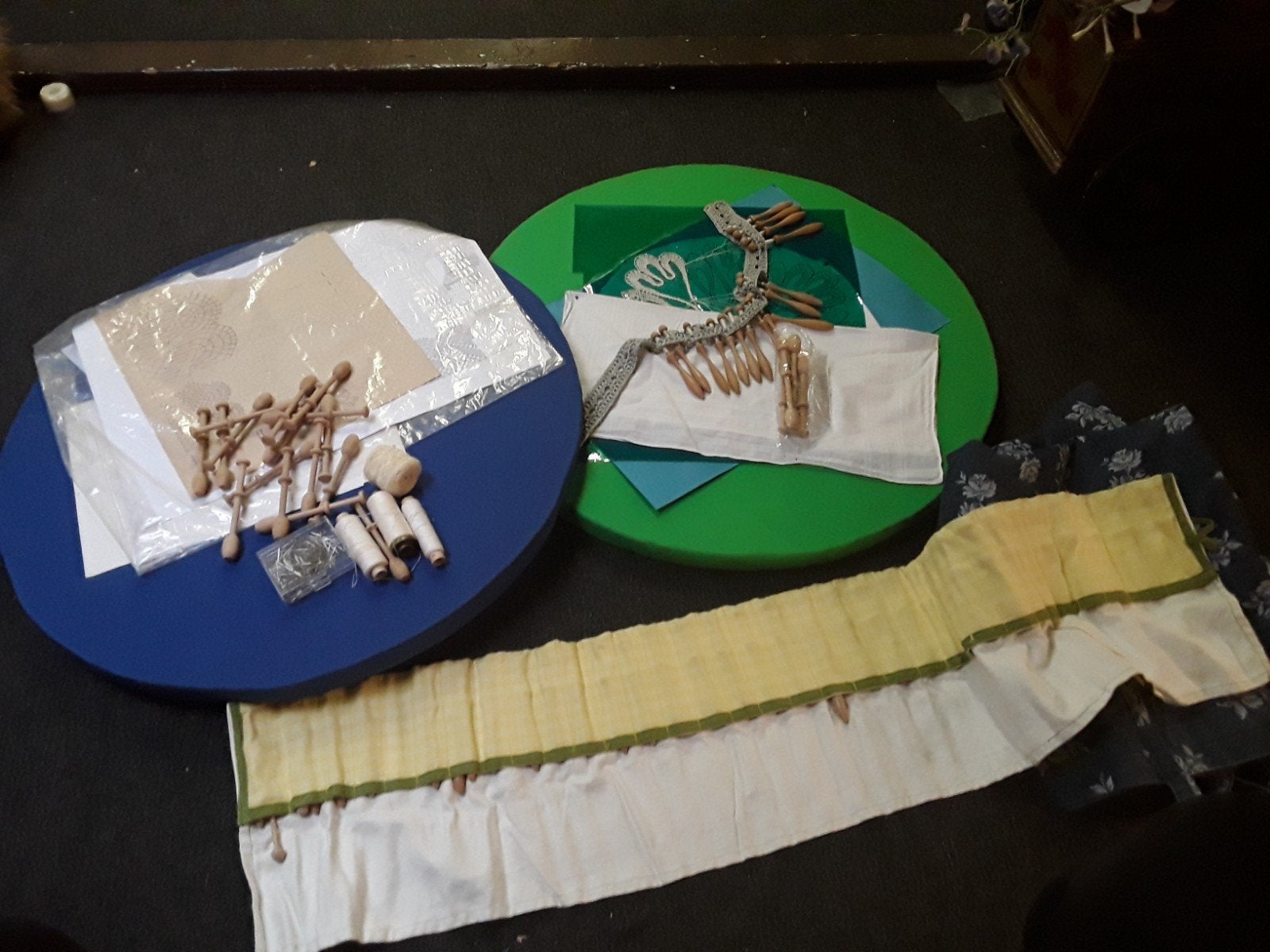 Kantkloskussen met klosjes en tas - Blauw en Groen, Hobby en Vrije tijd, Ophalen, Gebruikt, Kussen