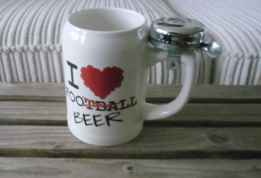 aparte bierpul met fietsbel - tekst I LOVE -football- BEER, Verzamelen, Sportartikelen en Voetbal, Ophalen of Verzenden, Nieuw