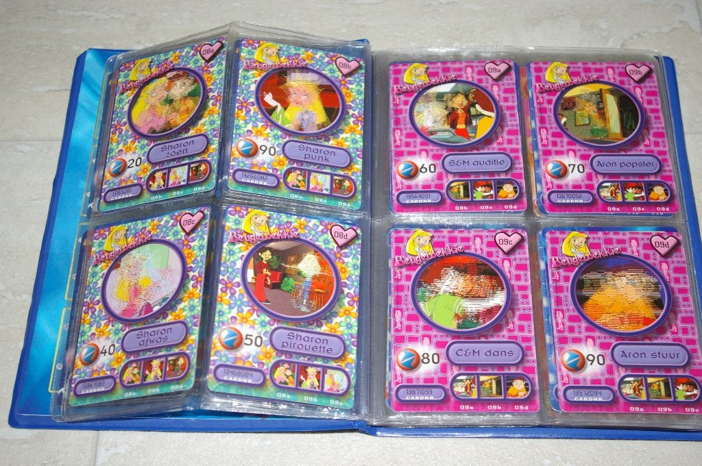 Fox Kids verzamelalbum met 61 verschillende kaartjes in plas, Super de Boer, Ophalen of Verzenden