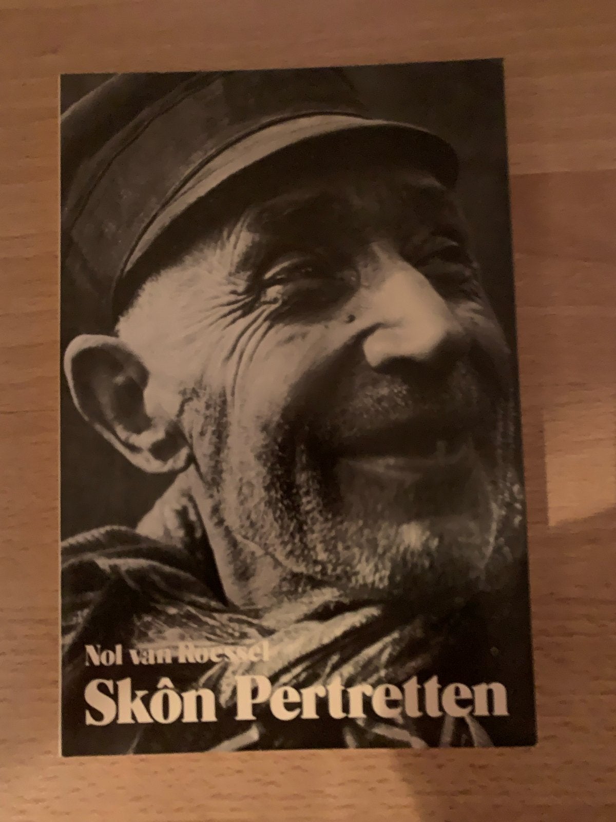 kôn Pertretten – Nol van Roessel – Brabantse verhalen, Ophalen of Verzenden, Zo goed als nieuw, Noord-Brabant