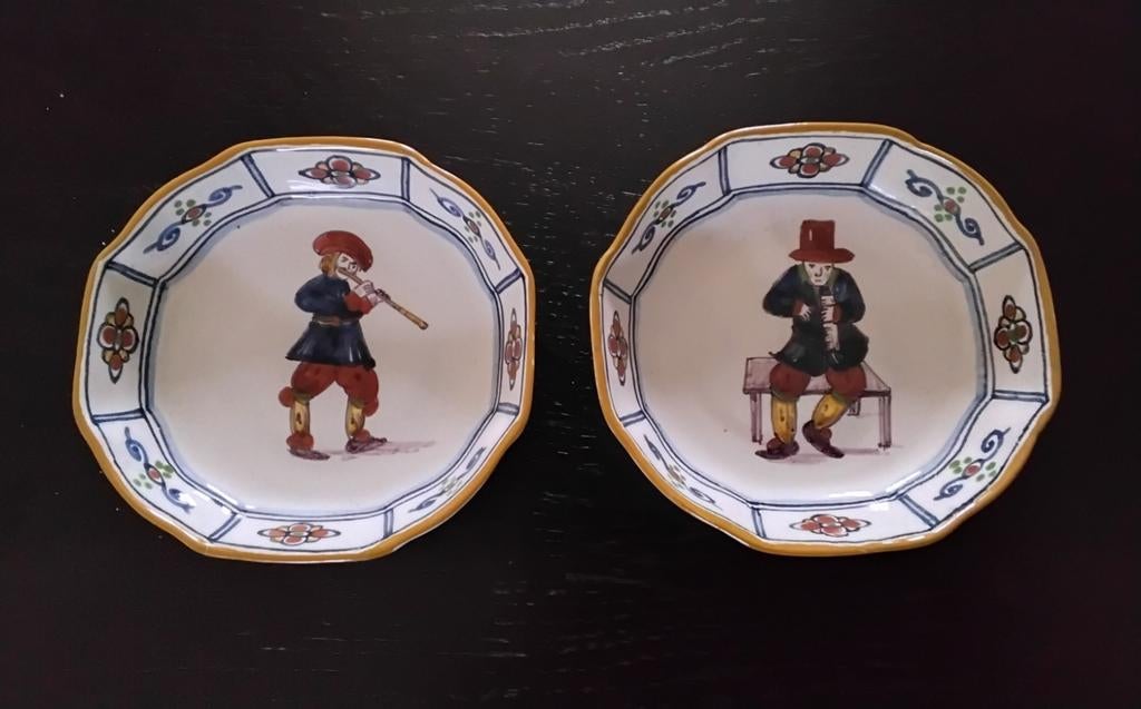 Twee Makkumer schoteltjes met muzikanten, Ophalen