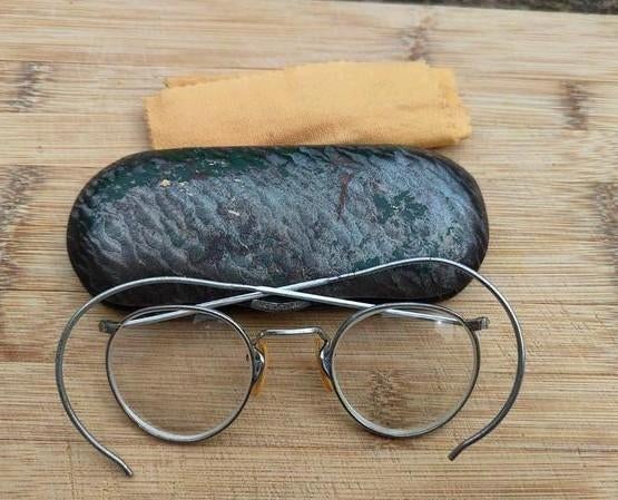 Oude militaire bril met etui, Verzenden