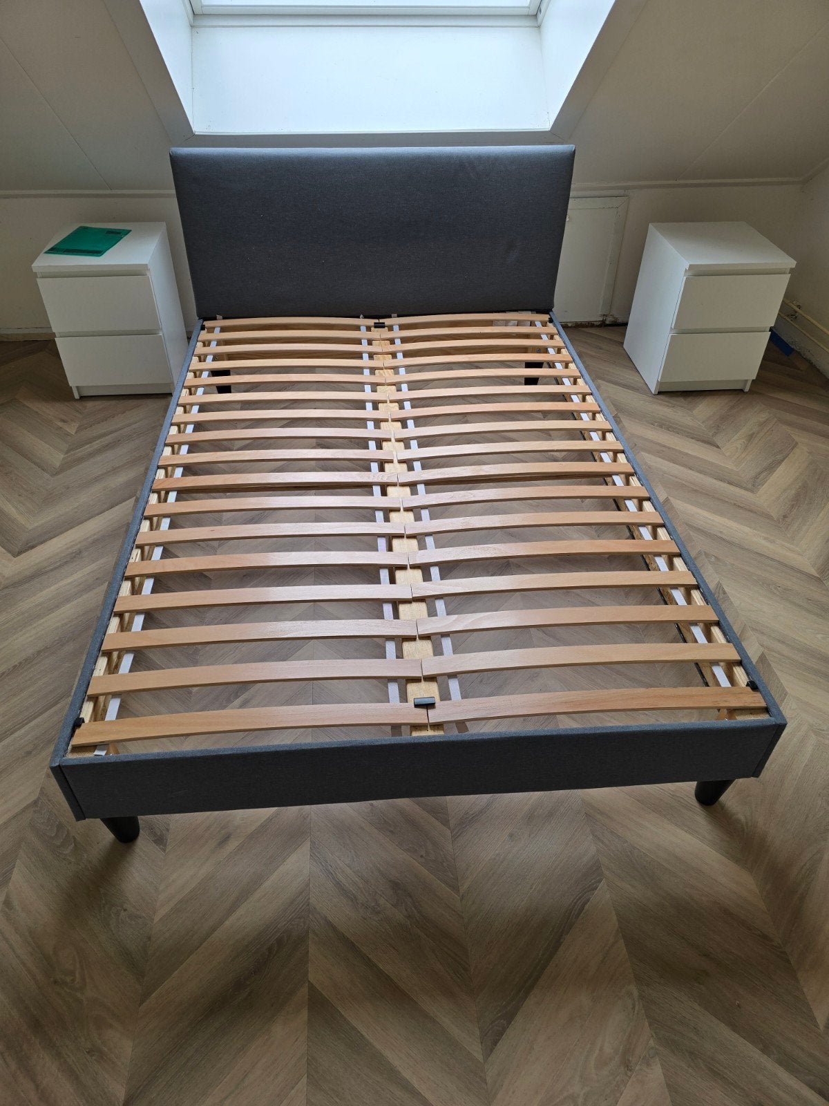 IKEA SÄBÖVIK bed 140x200 grijs – zonder matras, Huis en Inrichting, Slaapkamer | Bedden, Ophalen, Tweepersoons, 140 cm, Zo goed als nieuw