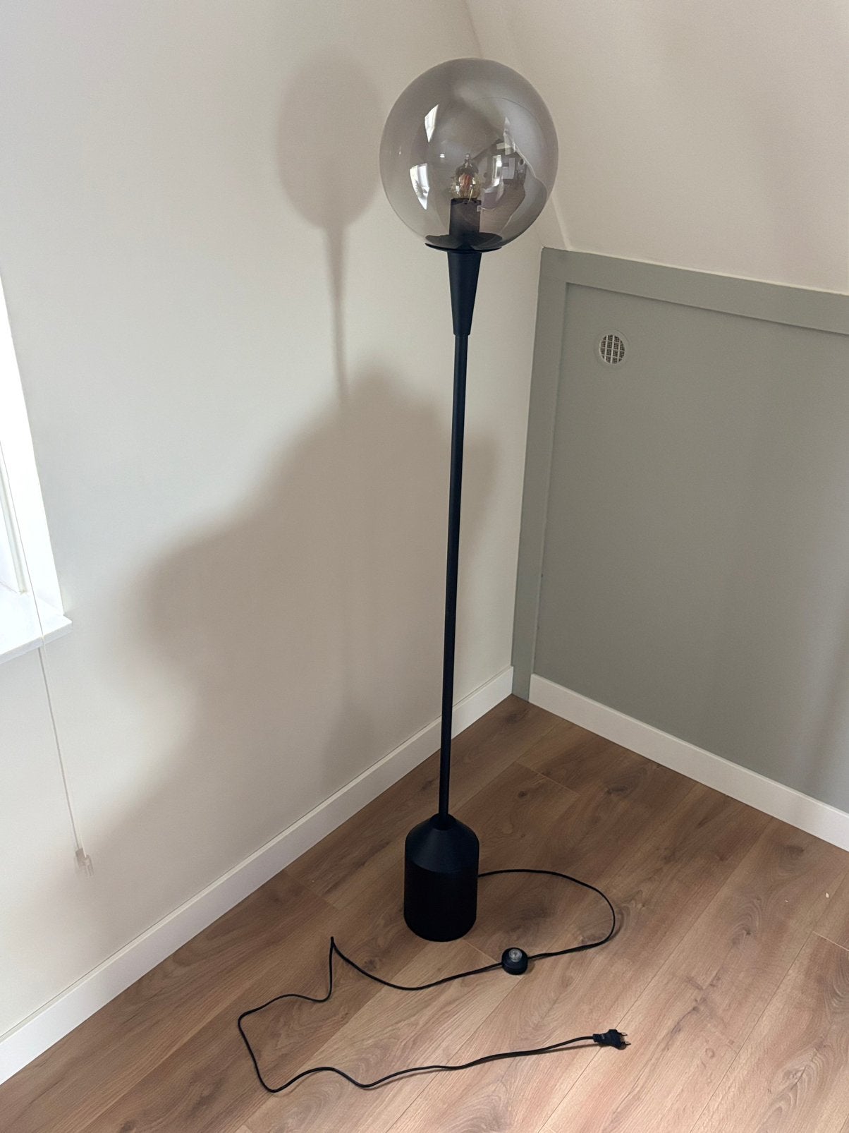 Vloerlamp met rookglazen bol, Rietveld, Lumidora., Huis en Inrichting, Lampen | Vloerlampen, Ophalen, Gebruikt, Metaal, 150 tot 200 cm