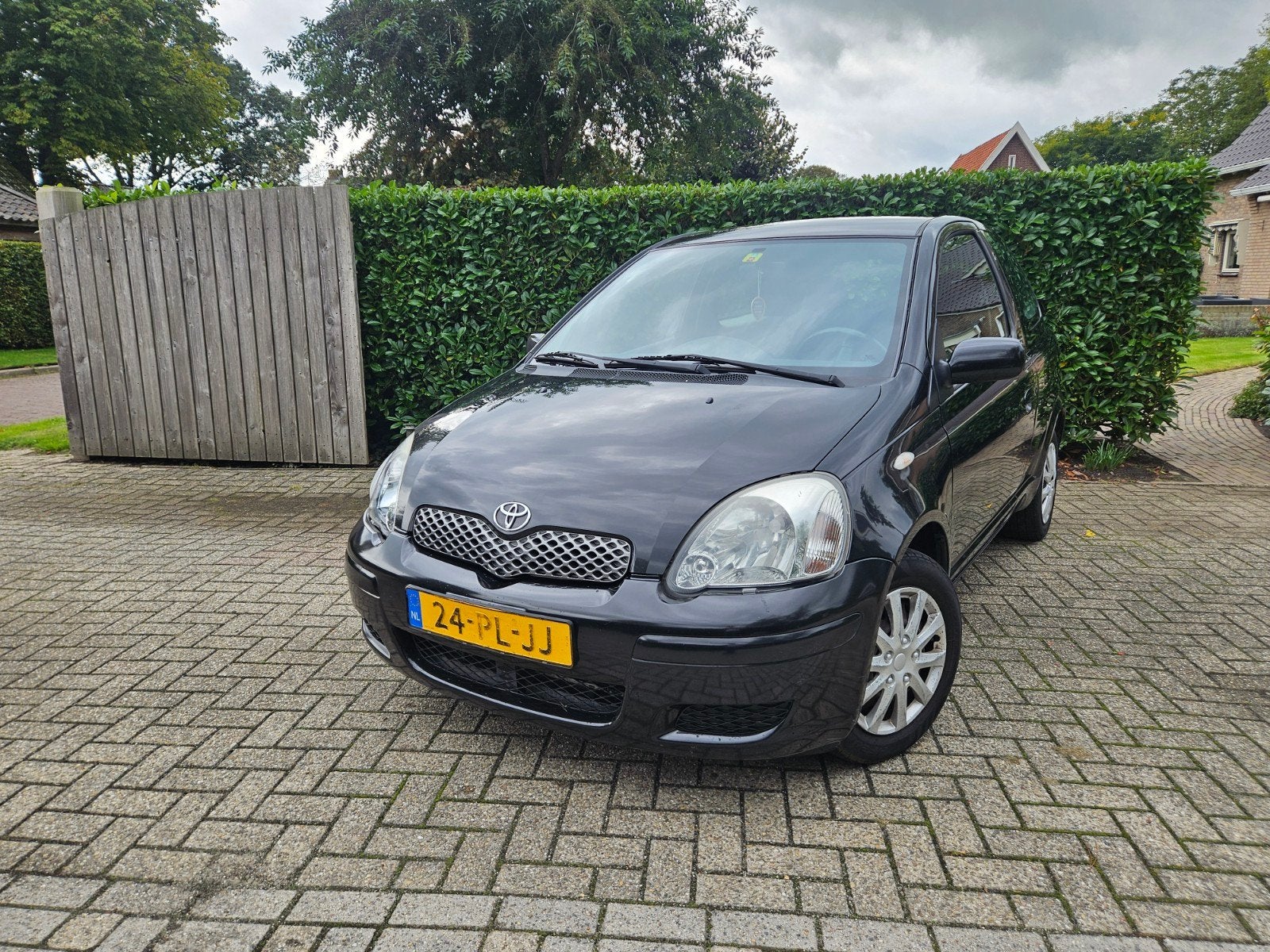 Toyota Yaris 1.0 16V Vvti 3DR Linea SOL 2004 Zwart, 31 €/maand, 4 cilinders, 400 kg, Zwart