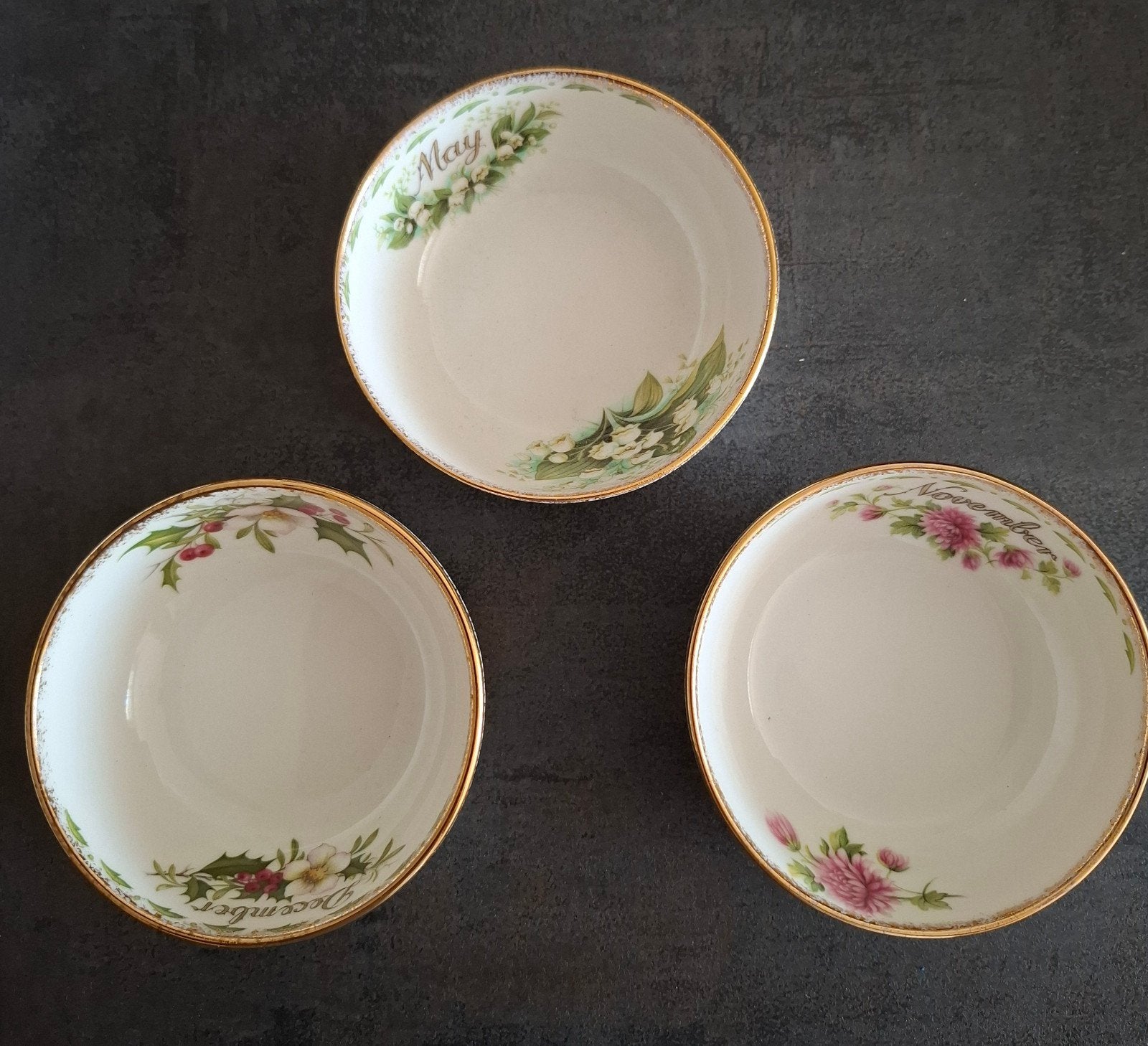 Royal Albert Schaaltjes met Gouden Randje - Maandmotief, Ophalen of Verzenden