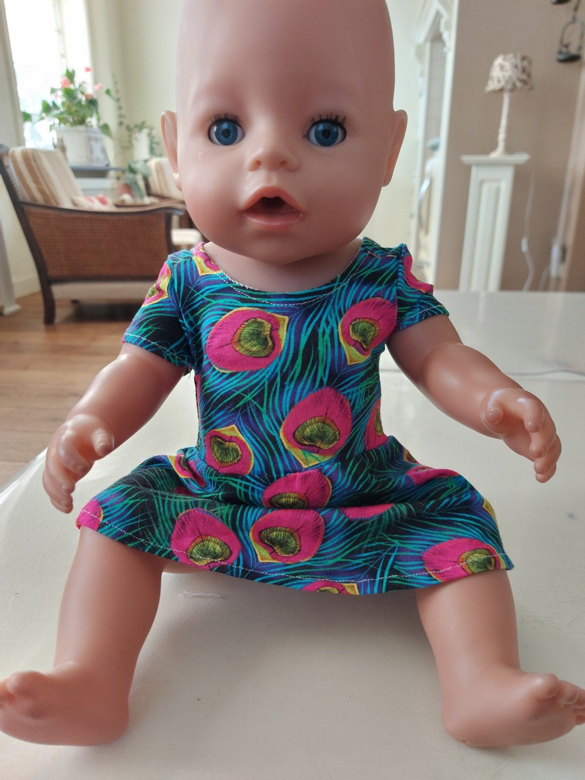 Mooie gekleurde pauwveren jurk baby born, Ophalen of Verzenden, Nieuw, Babypop