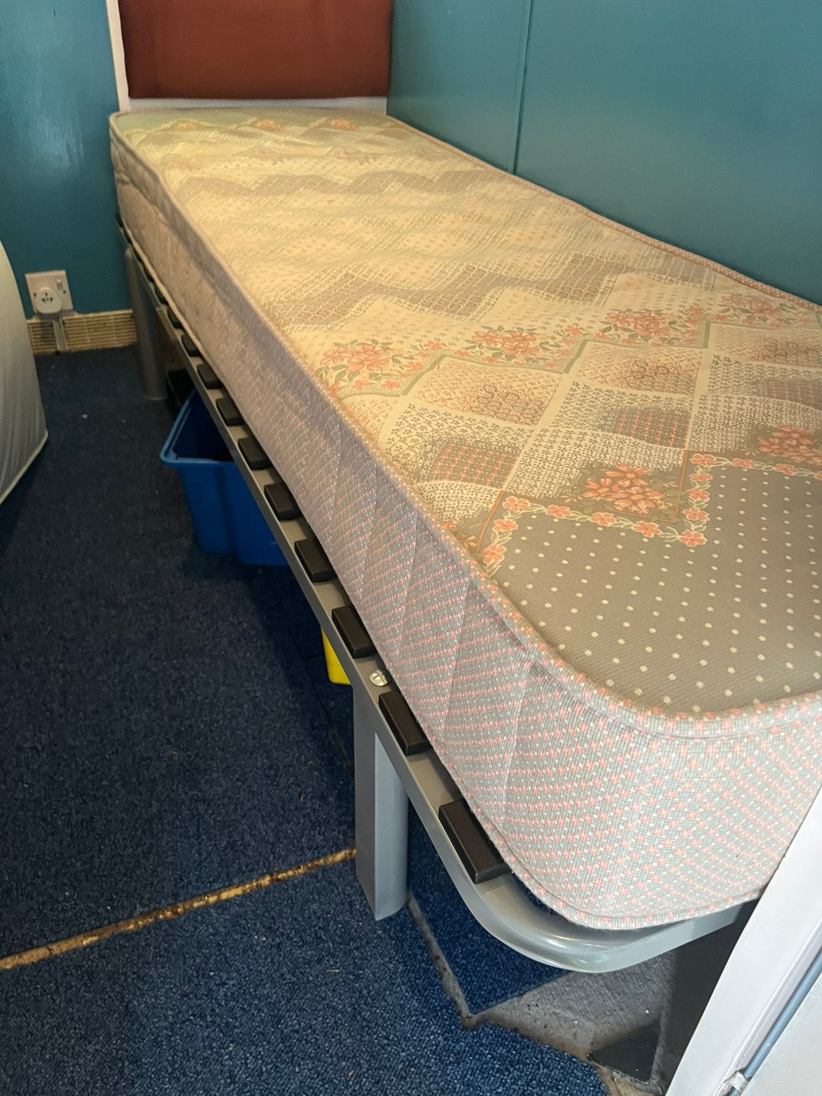 Gratis op te halen: bed voor stacaravan 60x180cm, Ophalen, Zo goed als nieuw