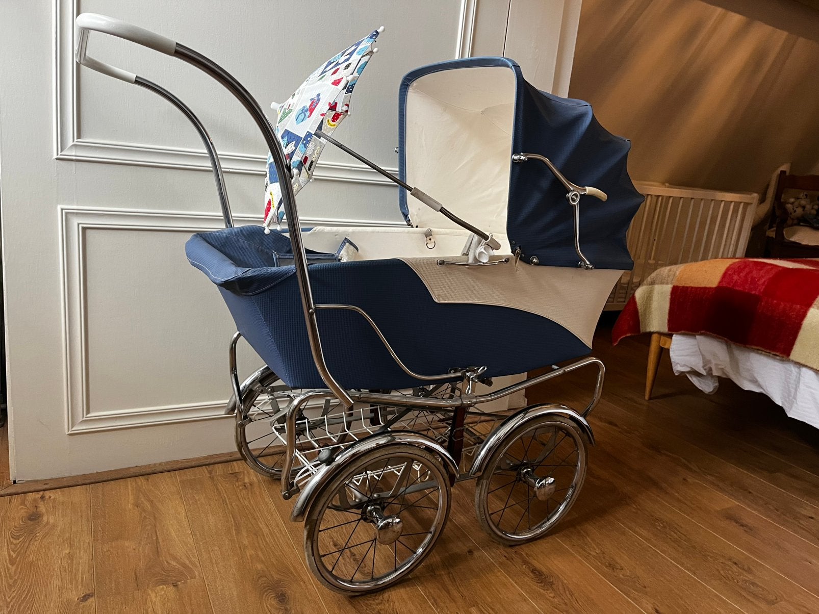 klassieke vintage kinderwagen met een donkerblauwe bak, Gebruikt, Met reiswieg, Ophalen, Kinderwagen