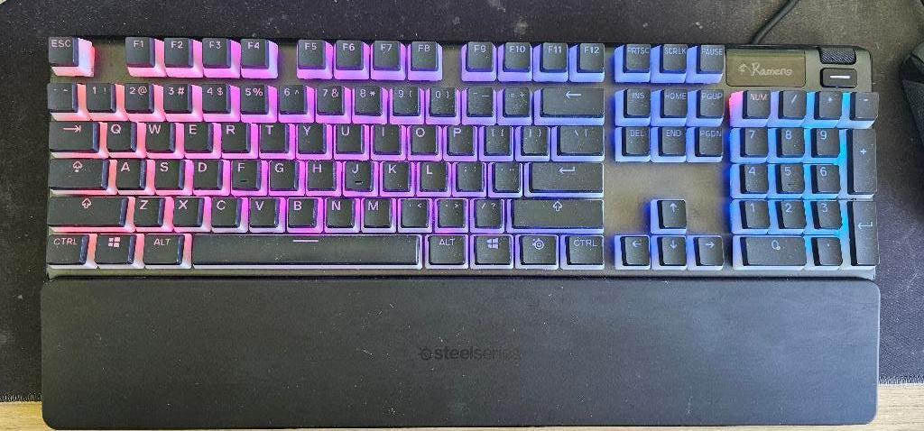 SteelSeries Apex 5 keyboard + SteelSeries PrismCaps, Gebruikt, Qwerty, Gaming toetsenbord, Bedraad