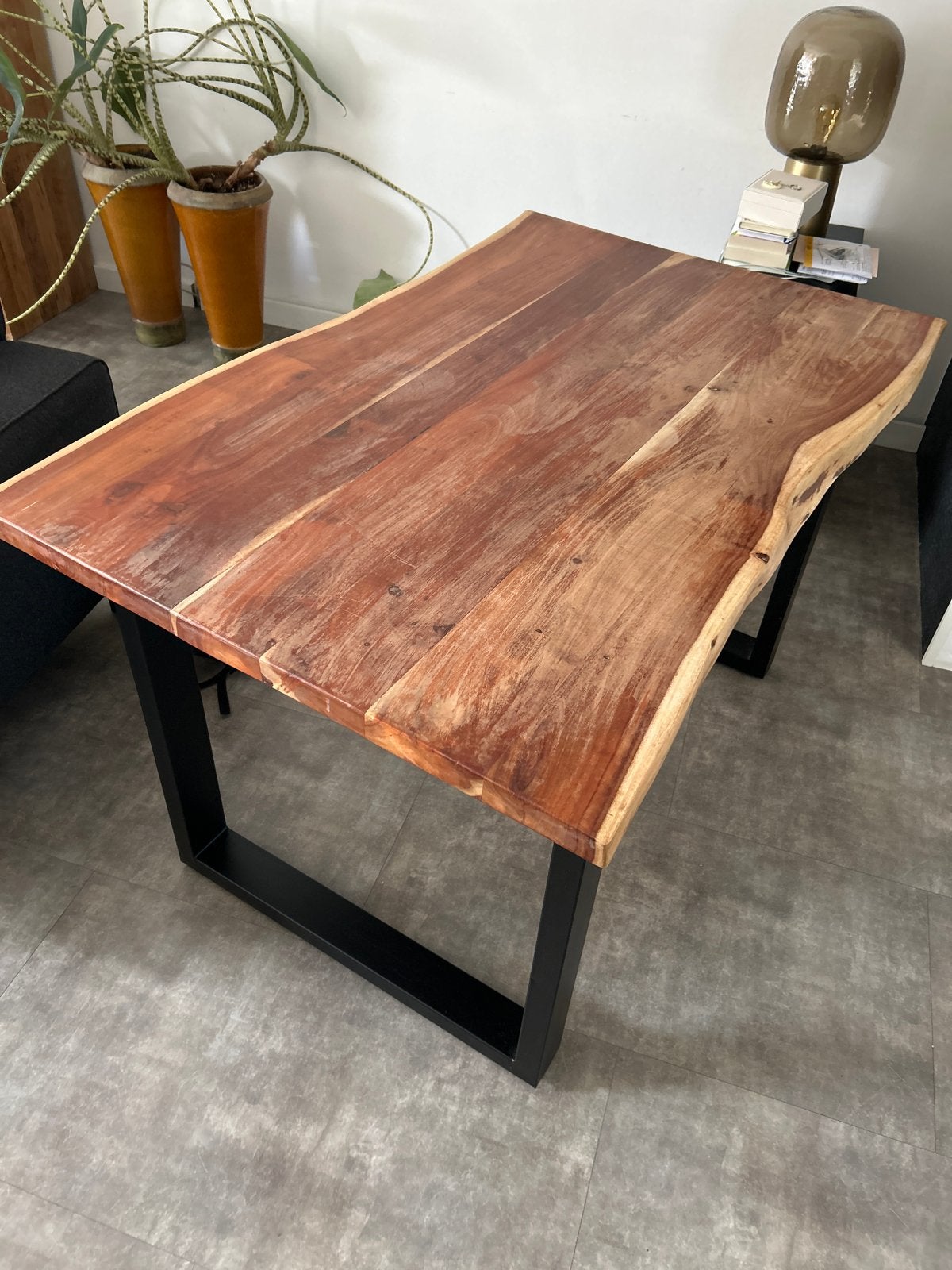 Massief hardhouten tafel met metalen onderstel, Ophalen, Gebruikt, 50 tot 100 cm, 100 tot 150 cm