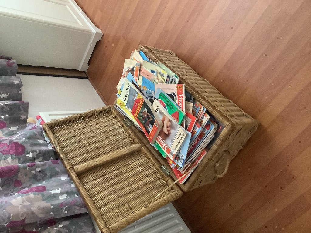 Mand met boekjes, Ophalen, Gebruikt, Mand, Riet