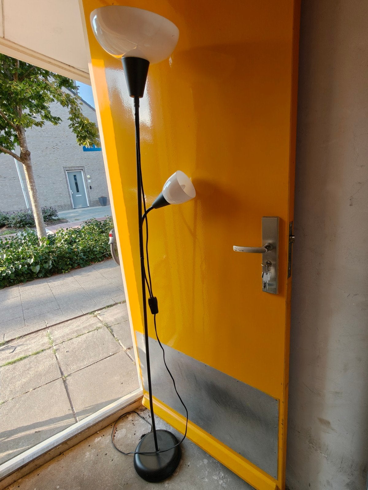 Zwarte staande uplighter met verstelbare leeslamp, Ophalen, Gebruikt, E27 (groot), Metaal