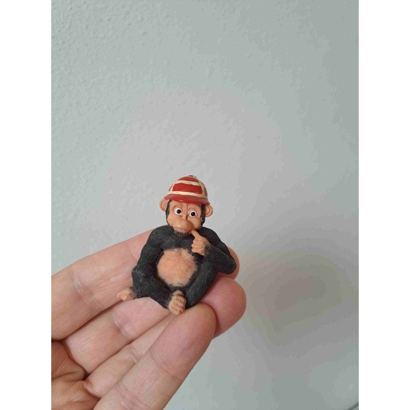 Aap Zittend met Pet Beeldje Kunsthars 5x2,5x5cm, Ophalen of Verzenden, Zo goed als nieuw, Wild dier, Beeldje of Figuurtje