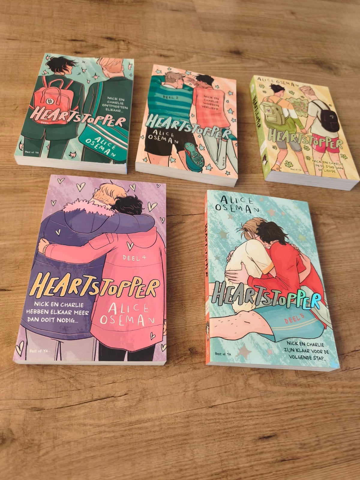 Heartstopper Deel 1, 2, 3, 4, 5, Nederlandse versie 10,00p/s, Alice Oseman, Ophalen of Verzenden, Zo goed als nieuw, Meerdere stripboeken