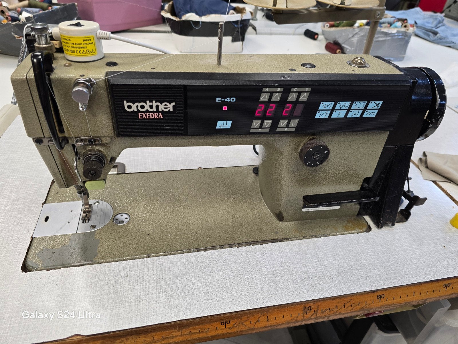 Brother Exedra E-40 Naaimachine - Mes defect, Hobby en Vrije tijd, Ophalen, Gebruikt, Naaimachine, Industrieel