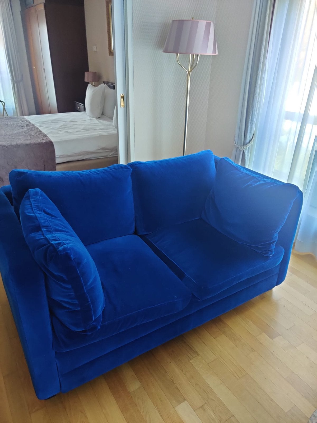Comfortabele blauwe tweezitsbank, Ophalen, 150 tot 200 cm, Tweepersoons, 75 tot 100 cm