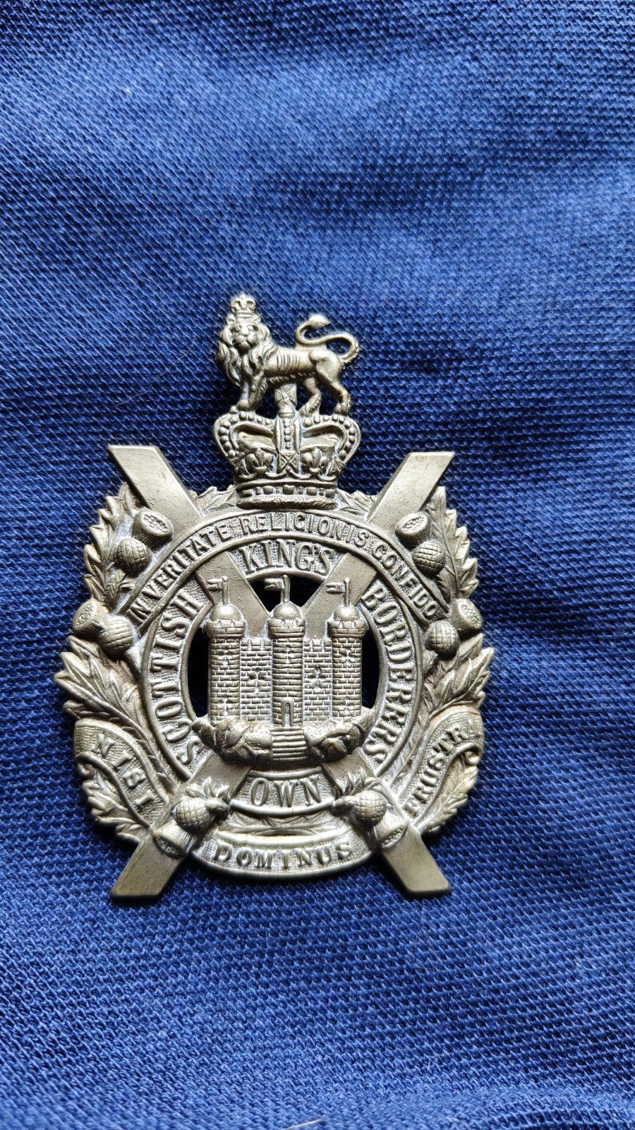 Originele Victoriaans capbadge King's Own Scottish Borderers, Ophalen of Verzenden, Landmacht, Engeland, Embleem of Badge