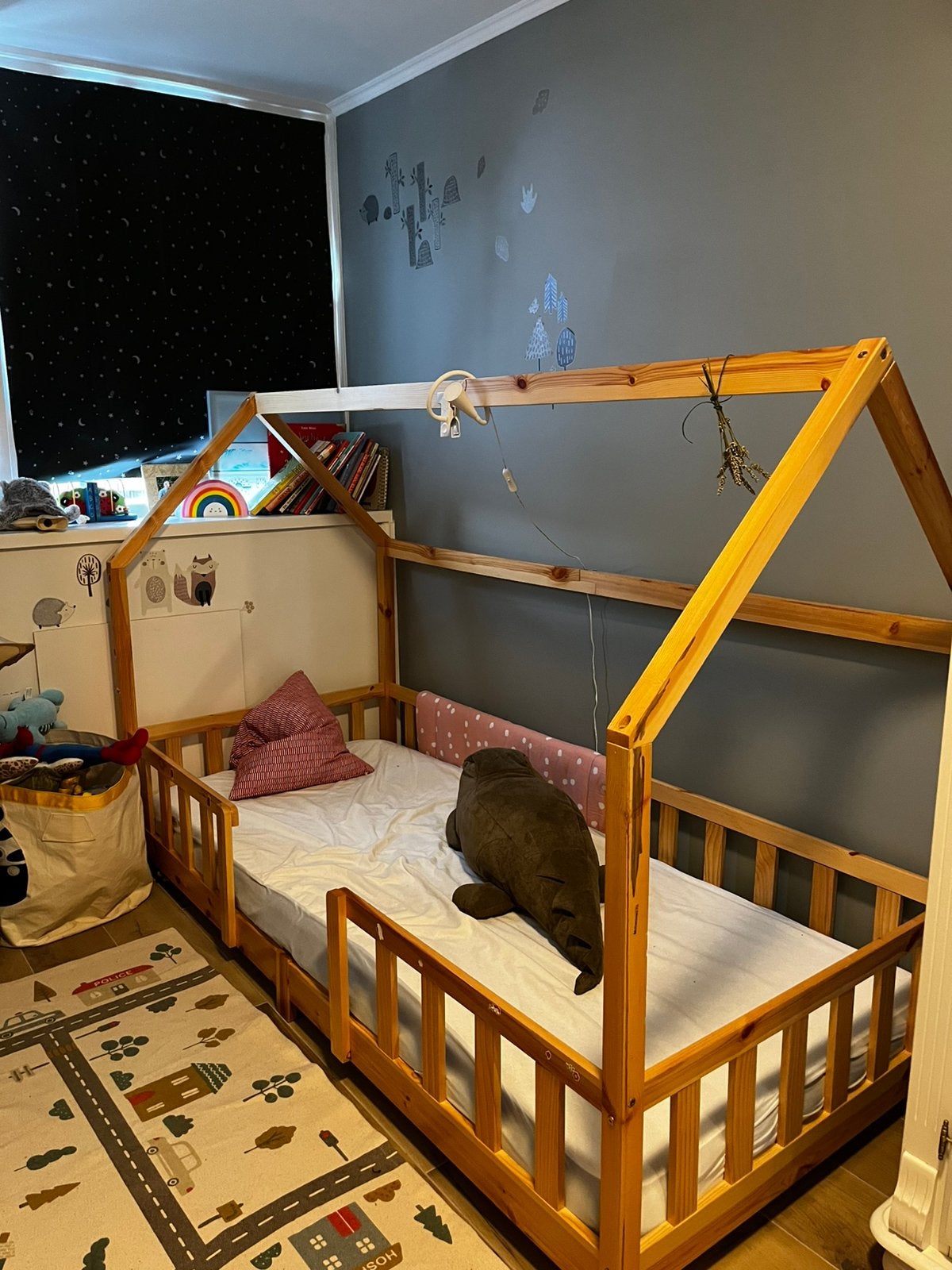 Mooi houten huisbed/kinderbed met uitvalbeveiliging (90x200), Kinderen en Baby's, Ophalen, 85 tot 100 cm, Gebruikt, Lattenbodem