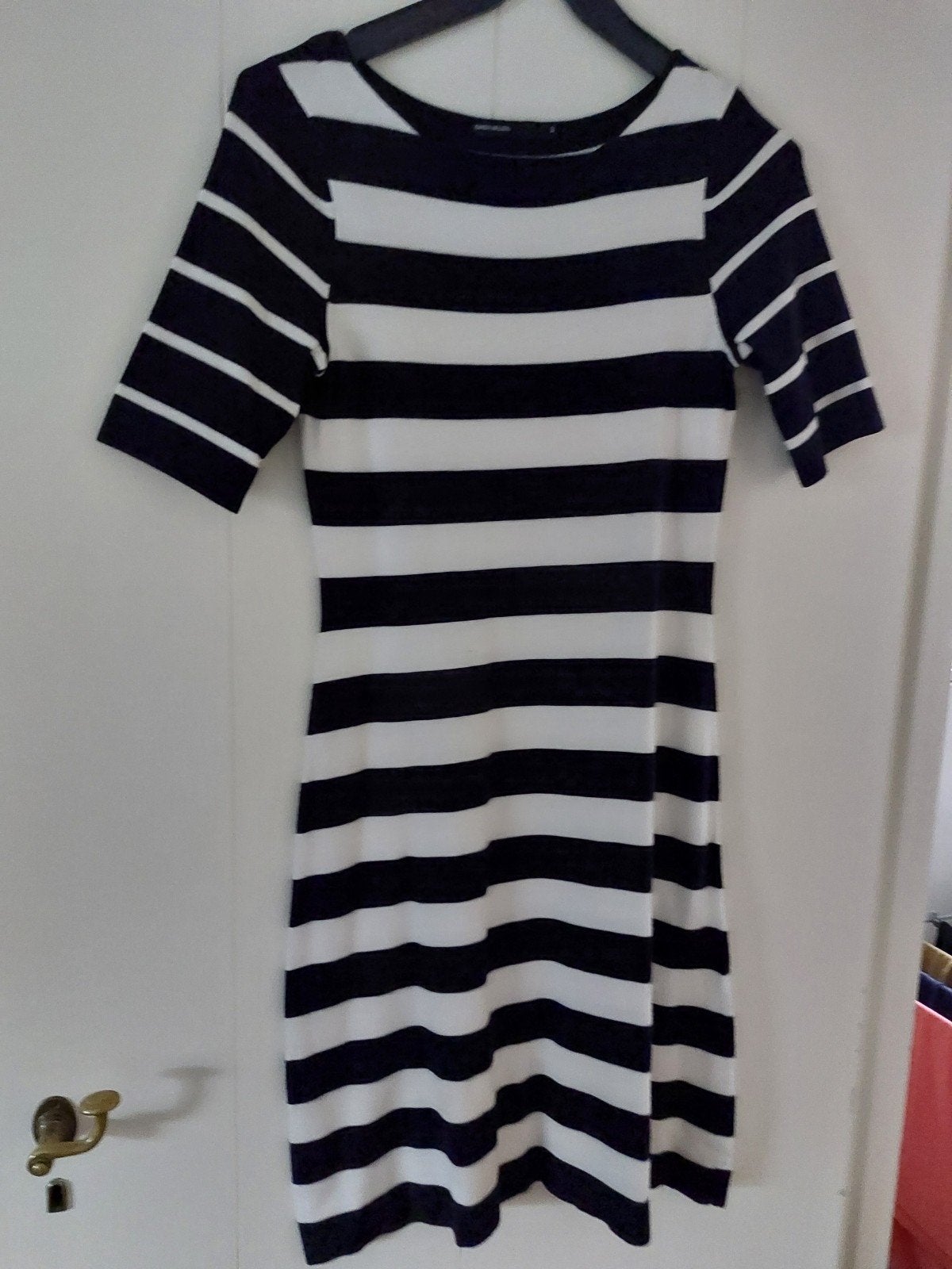 Karen Millen gestreepte jurk maat 2, S zgn, Kleding | Dames, Karen Millen, Meerkleurig, Ophalen of Verzenden, Zo goed als nieuw