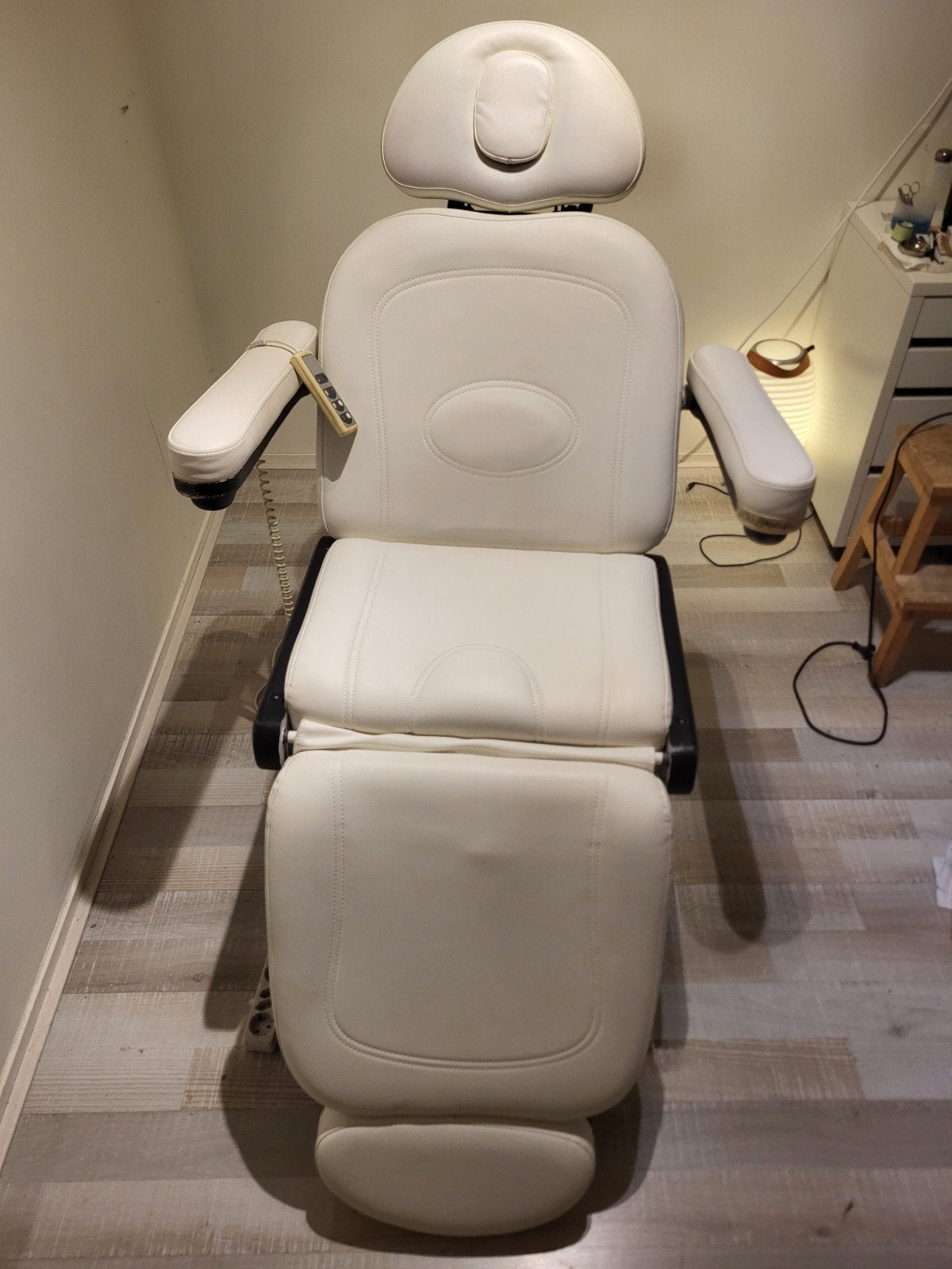 Elektrische behandelstoel: Wit, Verstelbaar, Ophalen, Gebruikt, Massagetafel