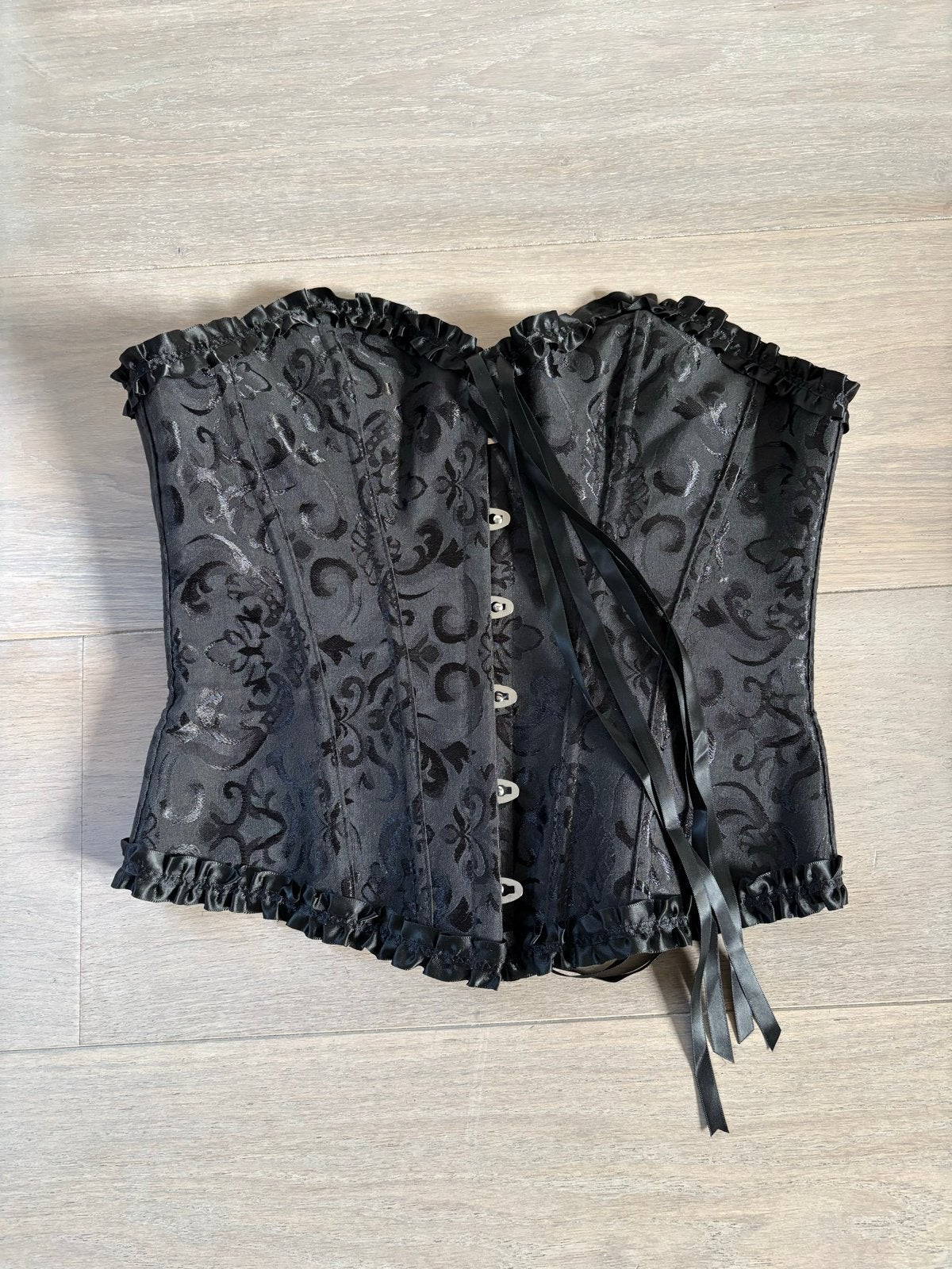 Zwart korset met barokprint en ruches - Maat S, Kleding | Dames, Overige Dameskleding, Zo goed als nieuw, Ophalen of Verzenden