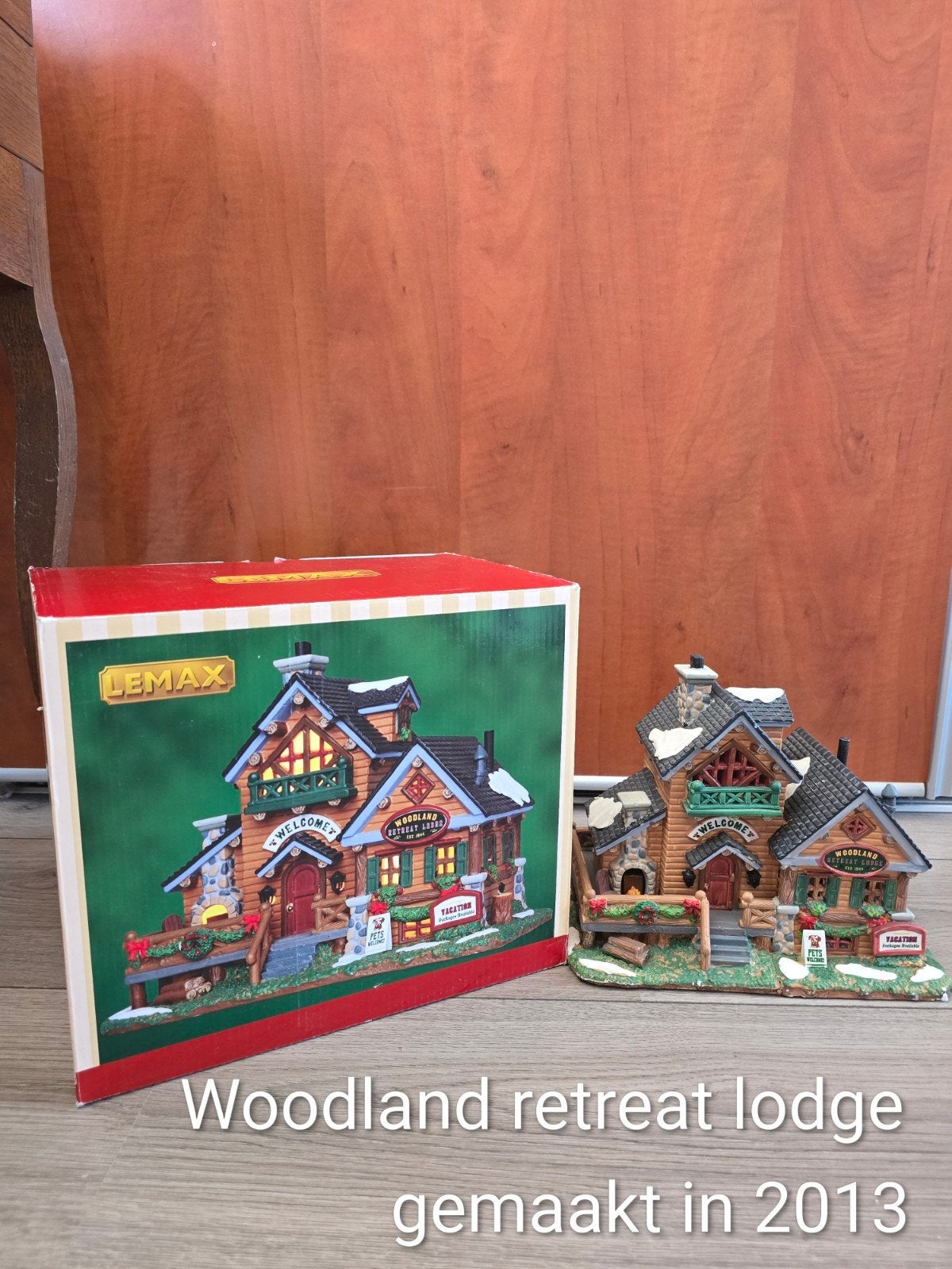 Lemax huisje Woodland Retreat Lodge kert dorp, Diversen, Kerst, Ophalen of Verzenden, Zo goed als nieuw