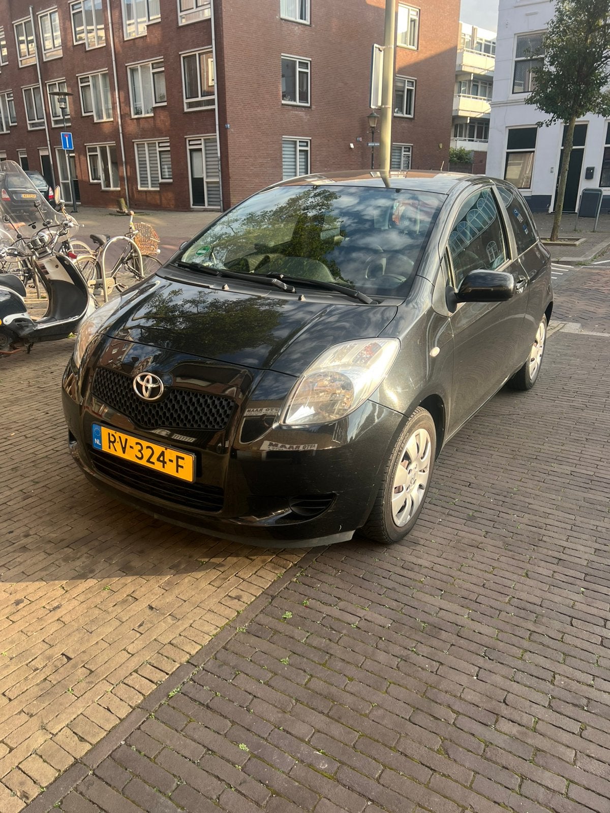 Toyota Yaris 1.3 16V Vvt-i 3DR 2007 Zwart, Auto's, Voorwielaandrijving, Stof, 40 €/maand, Zwart