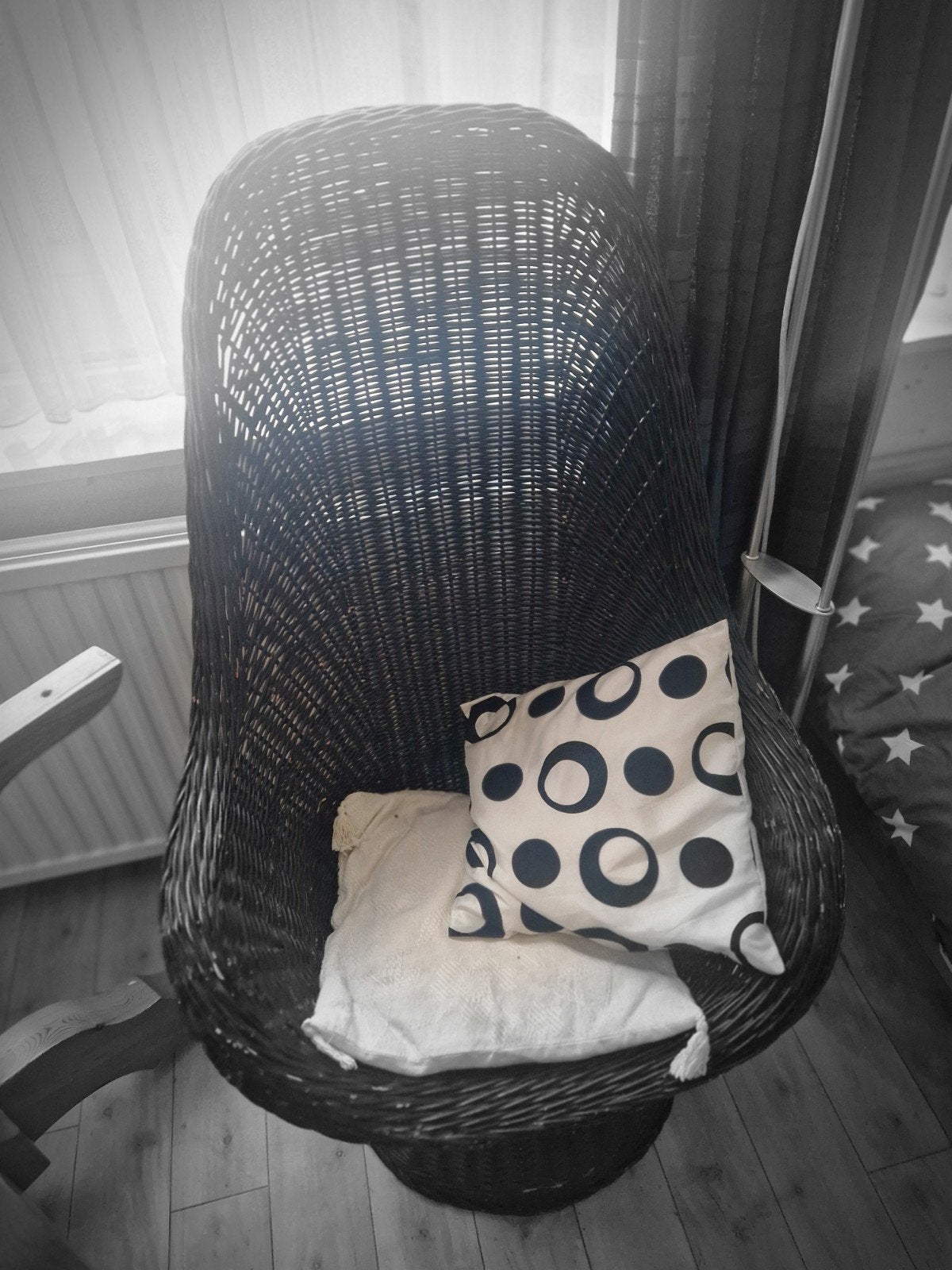 Zwarte rieten stoel met kussens, Huis en Inrichting, Stoelen, Gebruikt, Zwart, Riet of Rotan, Eén