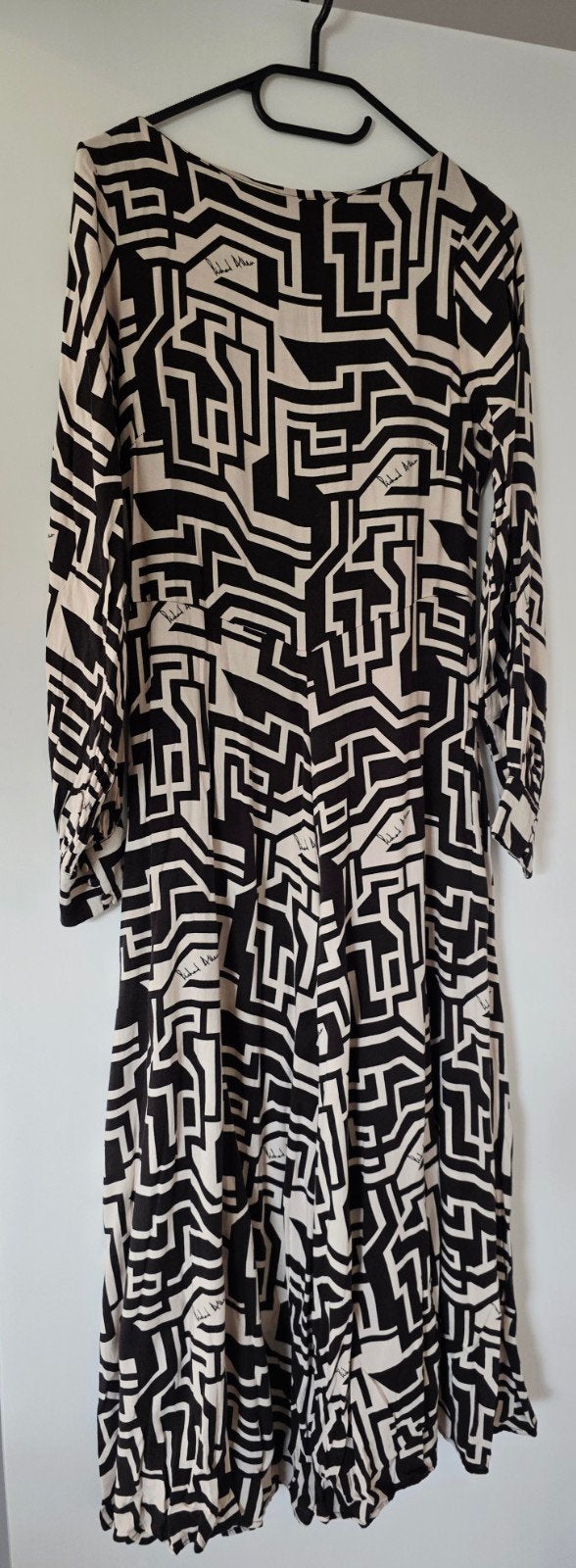 Nikkie Plessen jurk met grafische print, Kleding | Dames, Jurken, Zo goed als nieuw, Maat 38/40 (M), Zwart, Onder de knie, Ophalen of Verzenden