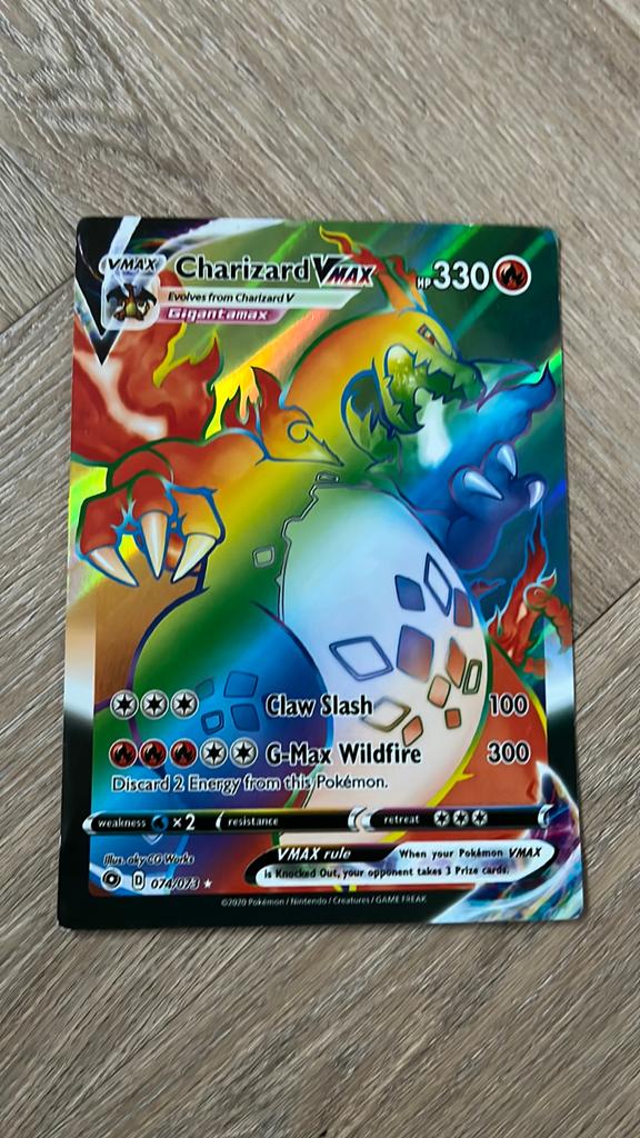 Charizard VMAX Rainbow Rare Pokémon Kaart (074/073), Hobby en Vrije tijd, Verzamelkaartspellen | Pokémon, Ophalen of Verzenden