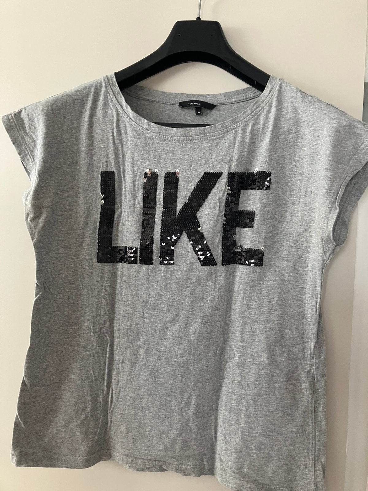 mouwloos grijs t shirt pailletten tekst/Vero moda-M, Maat 38/40 (M), Ophalen of Verzenden, Zo goed als nieuw, Zonder mouw