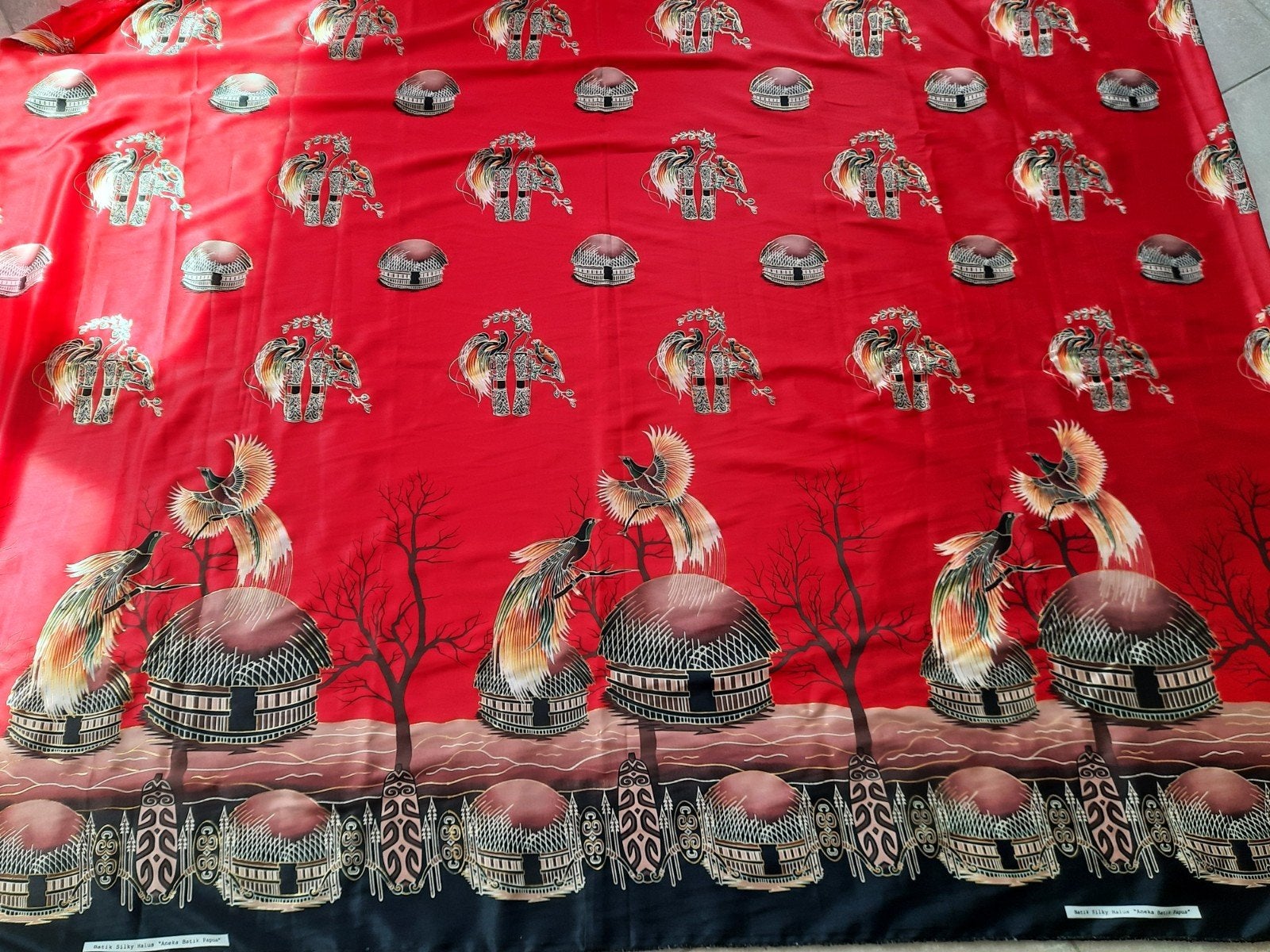 Batik Silky Halus "Aneka Batik Papua" - Rode stof met print, Ophalen, Overige materialen, 30 tot 120 cm, Rood