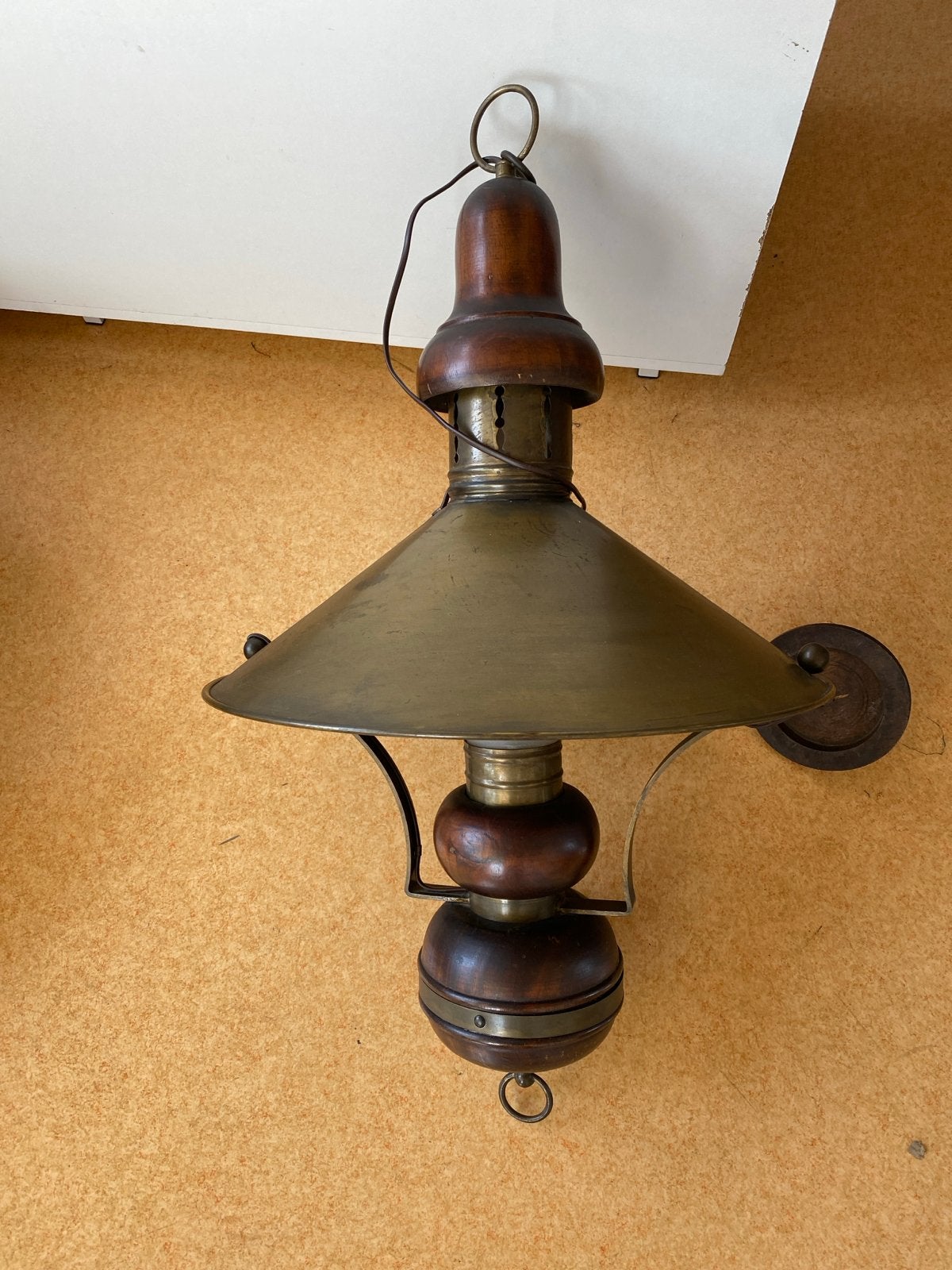 Antieke koperen hanglamp met houten details, Ophalen of Verzenden